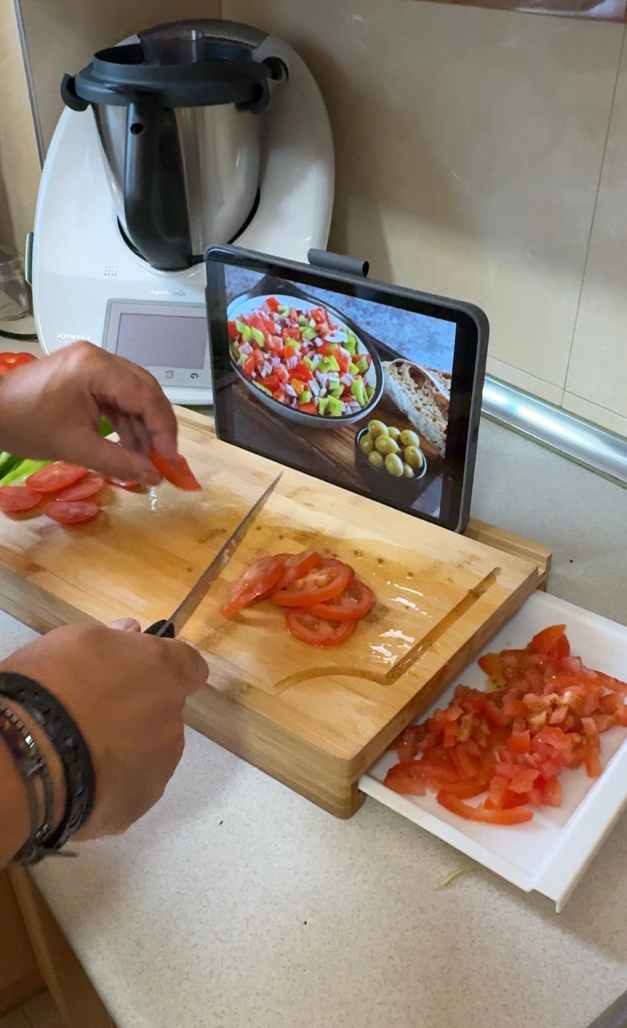 Tabla de Corte de Bambú con Bandeja Extraíble y Soporte para Tablet | Cocina Inteligente y Natural