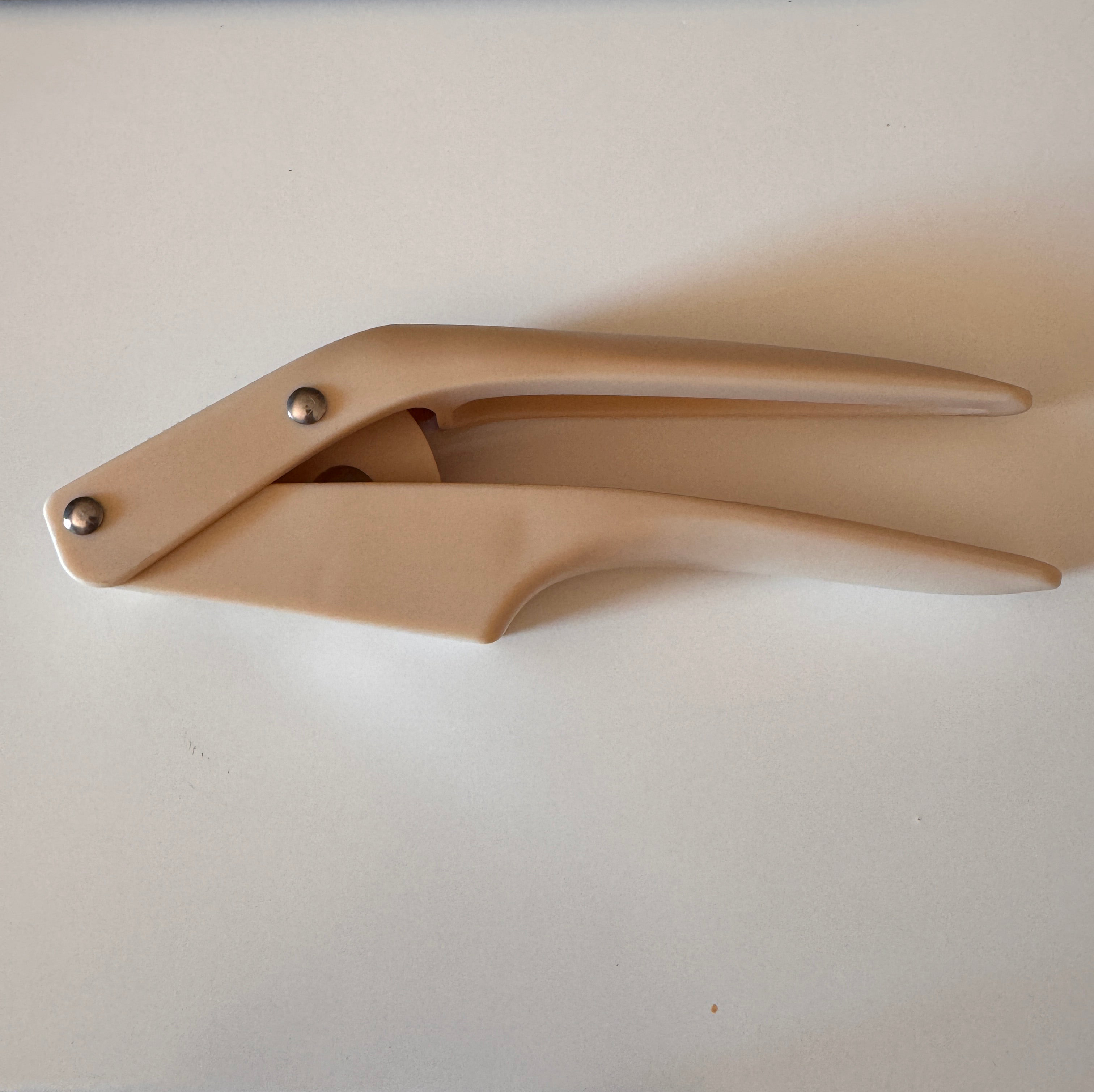 Prensa Ajos de acero inoxidable con marco ergonómico.