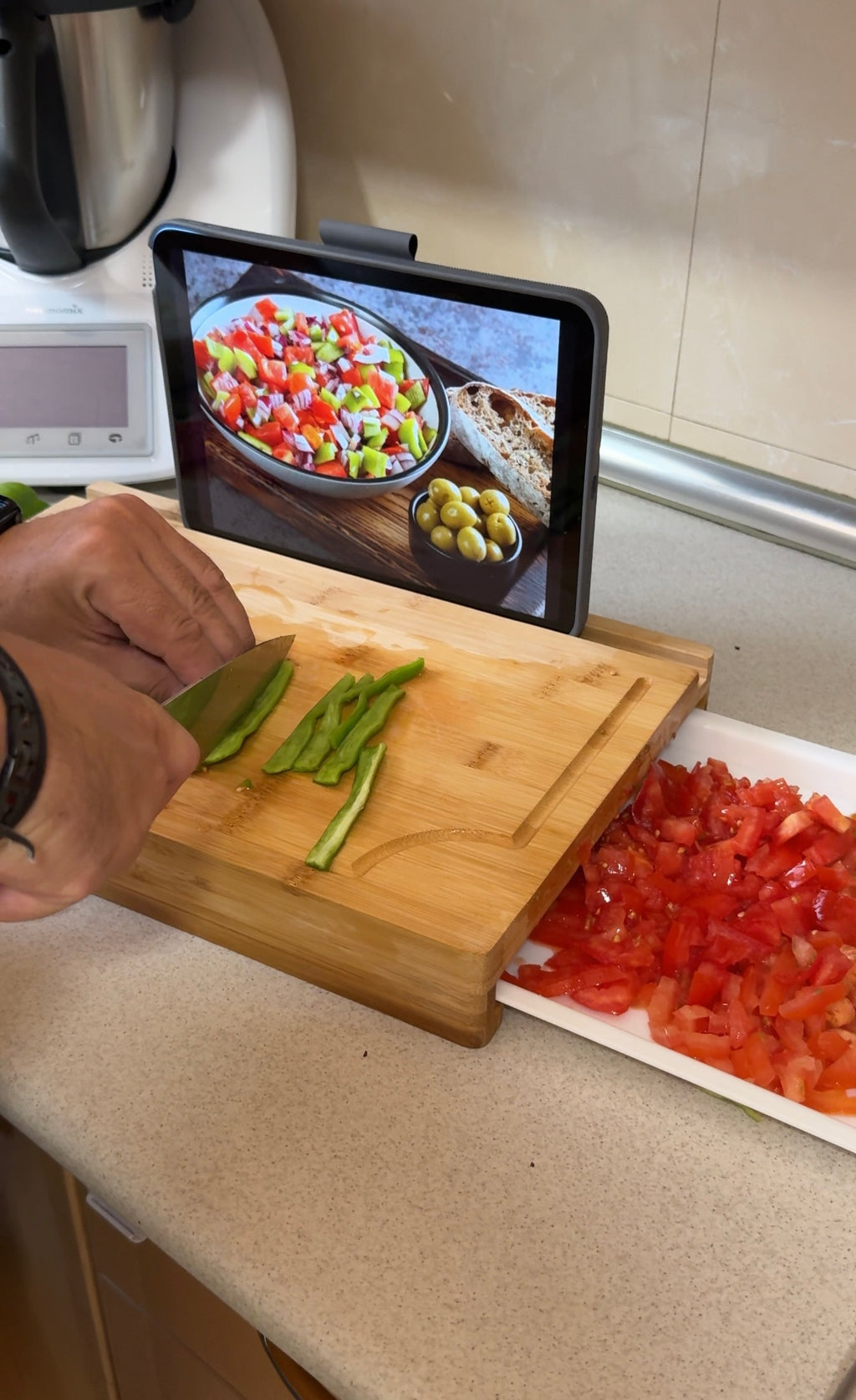 Tabla de Corte de Bambú con Bandeja Extraíble y Soporte para Tablet | Cocina Inteligente y Natural