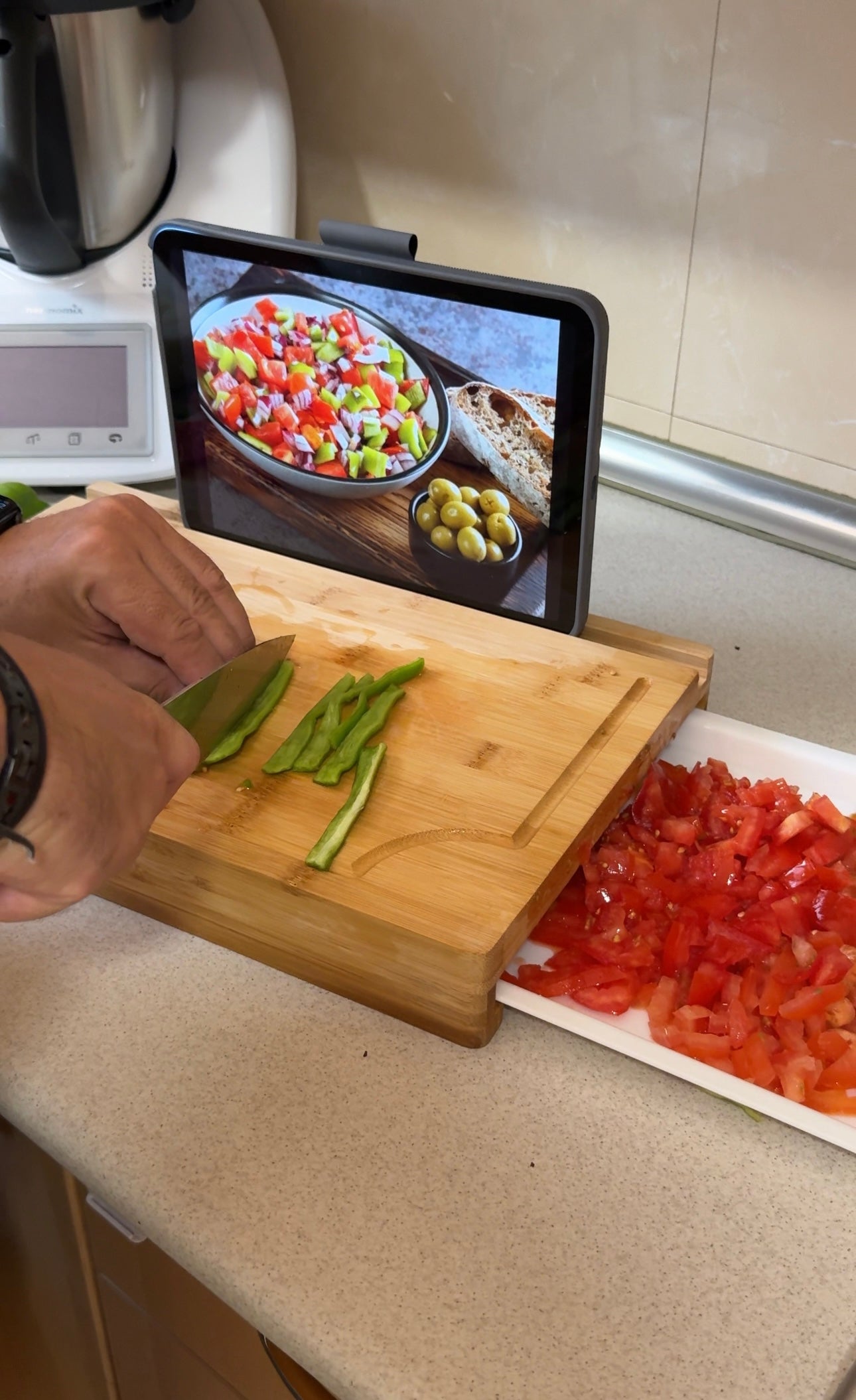 Tabla de Corte de Bambú con Bandeja Extraíble y Soporte para Tablet | Cocina Inteligente y Natural