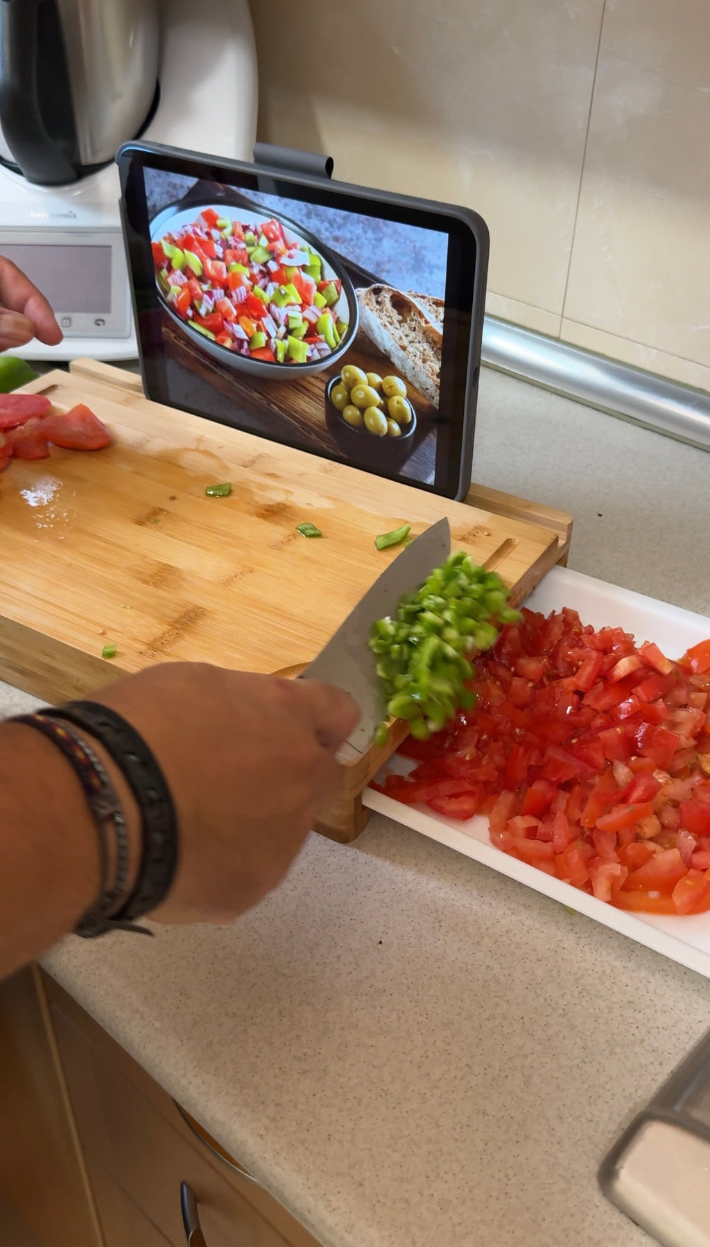 Tabla de Corte de Bambú con Bandeja Extraíble y Soporte para Tablet | Cocina Inteligente y Natural