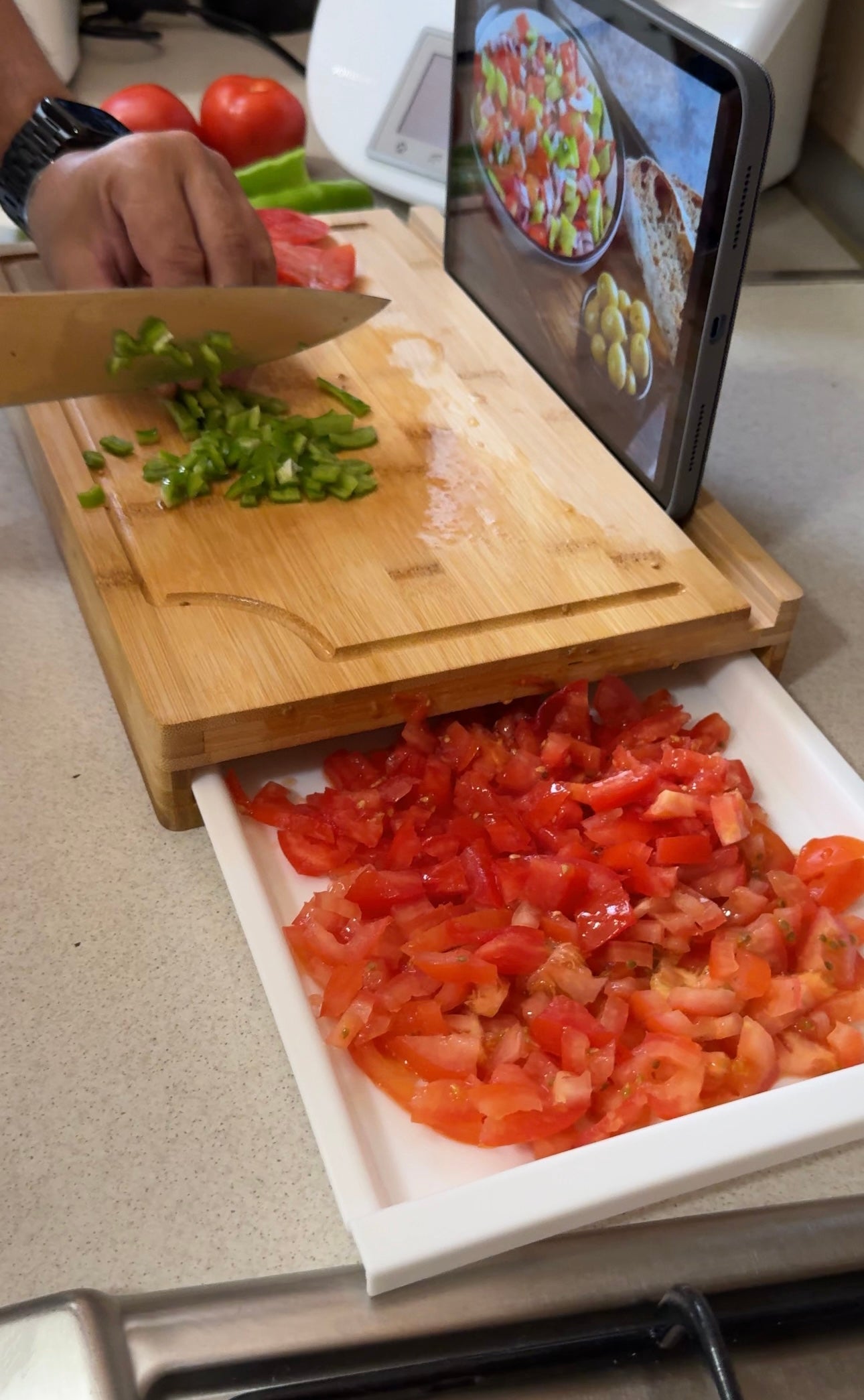 Tabla de Corte de Bambú con Bandeja Extraíble y Soporte para Tablet | Cocina Inteligente y Natural