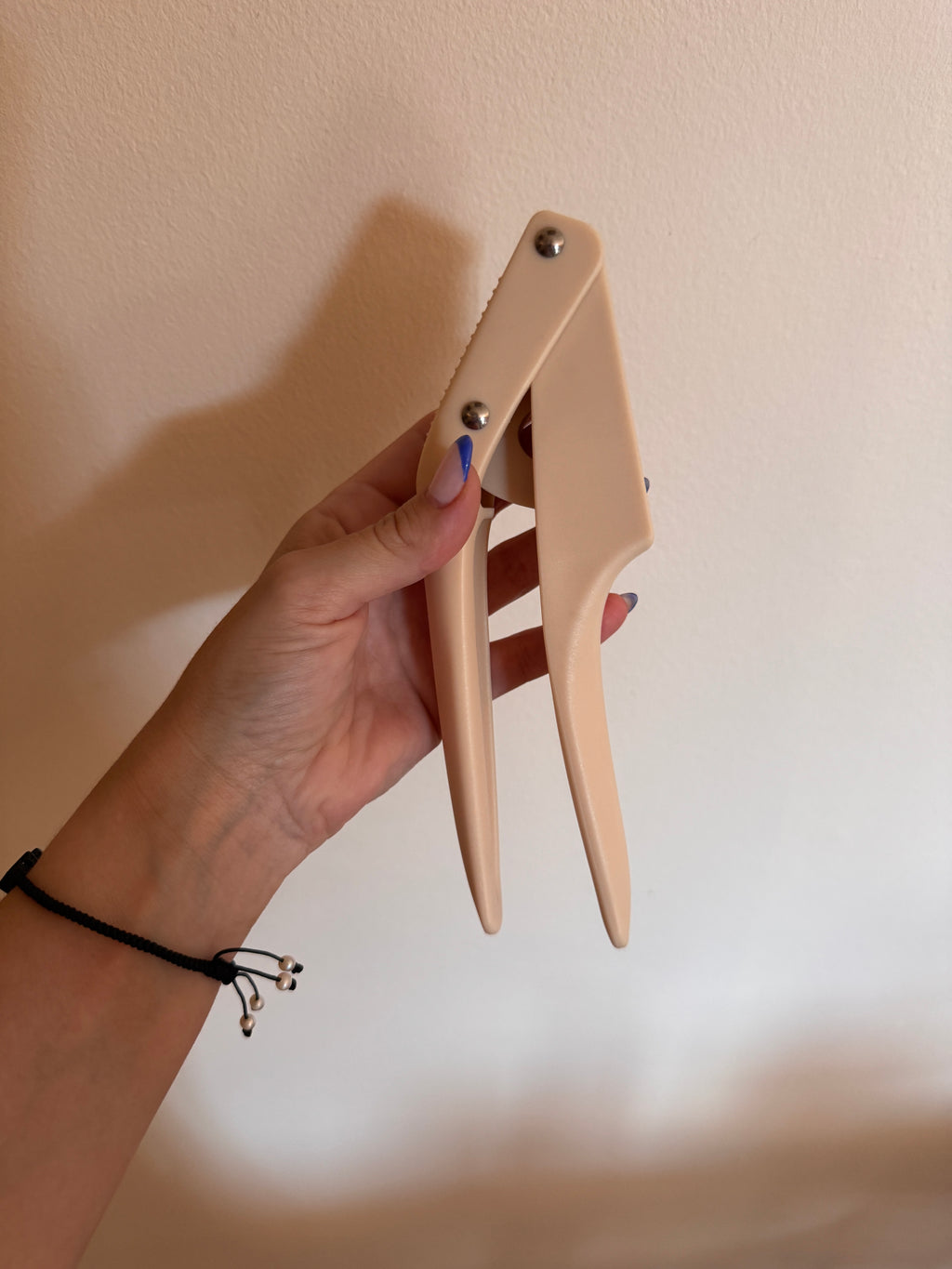 Prensa Ajos de acero inoxidable con marco ergonómico.