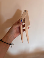 Prensa Ajos de acero inoxidable con marco ergonómico.