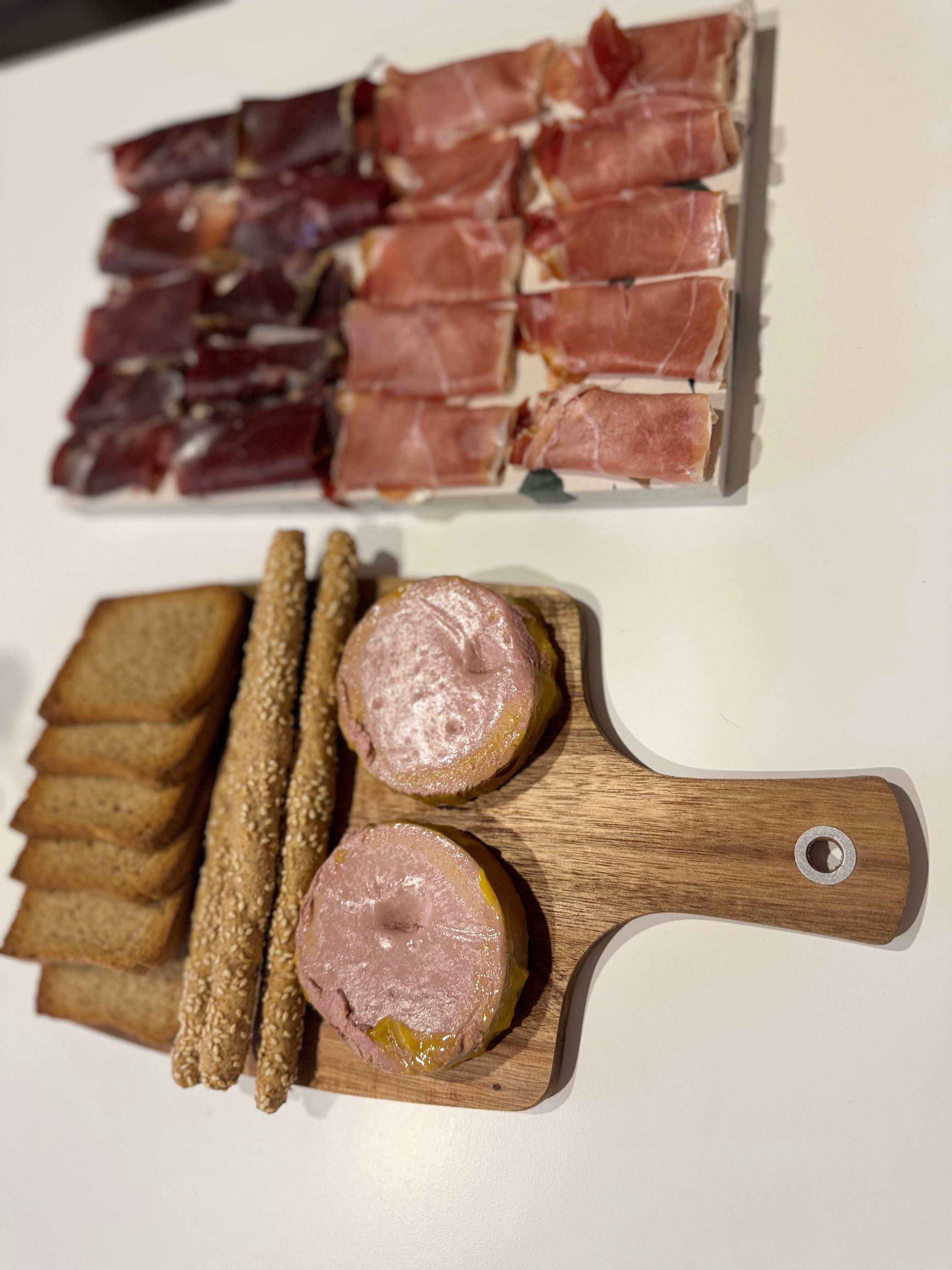 Tabla de Cortar de Acacia con Mango para Colgar | Natural, Cálida y Funcional