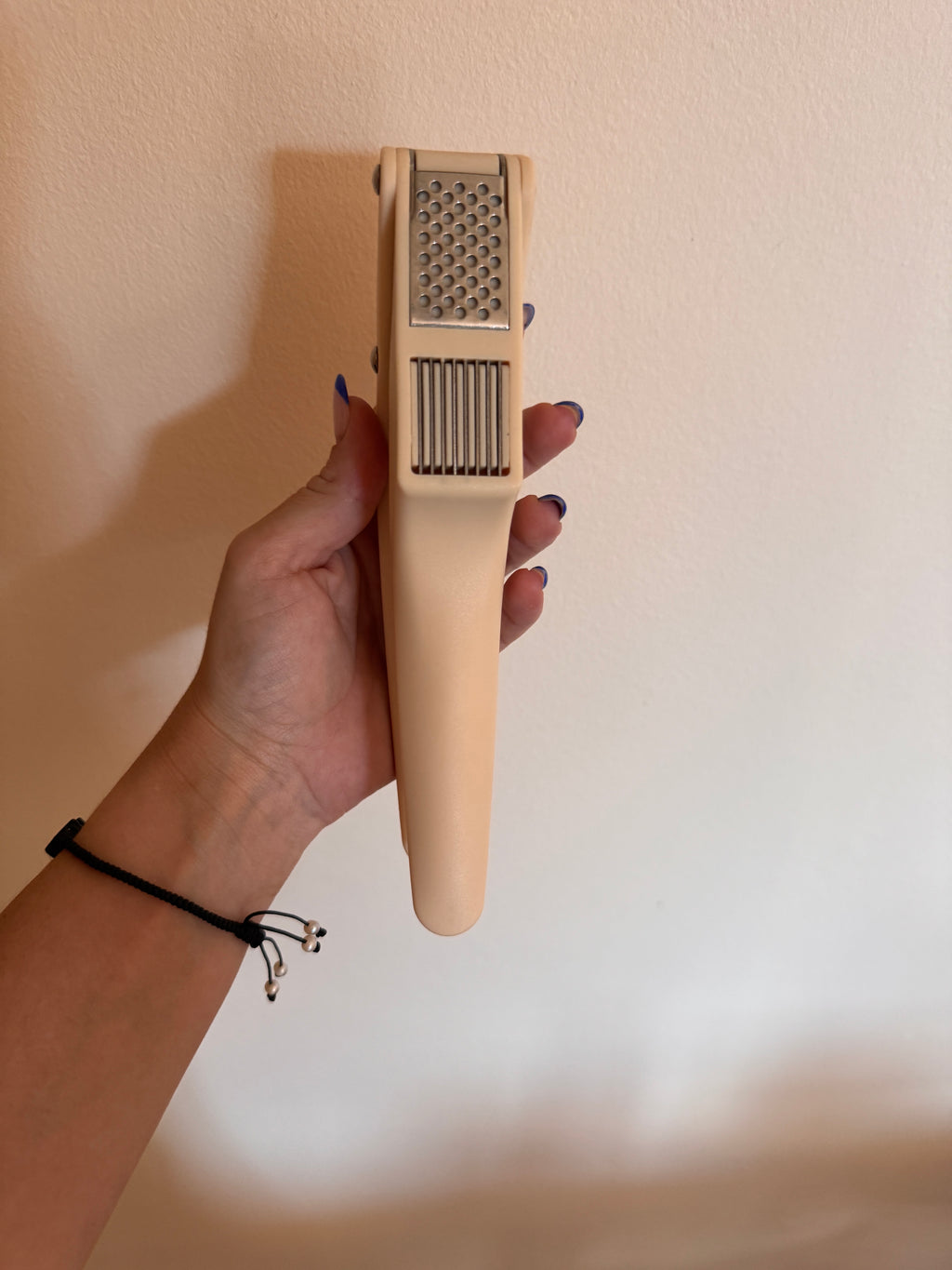 Prensa Ajos de acero inoxidable con marco ergonómico.