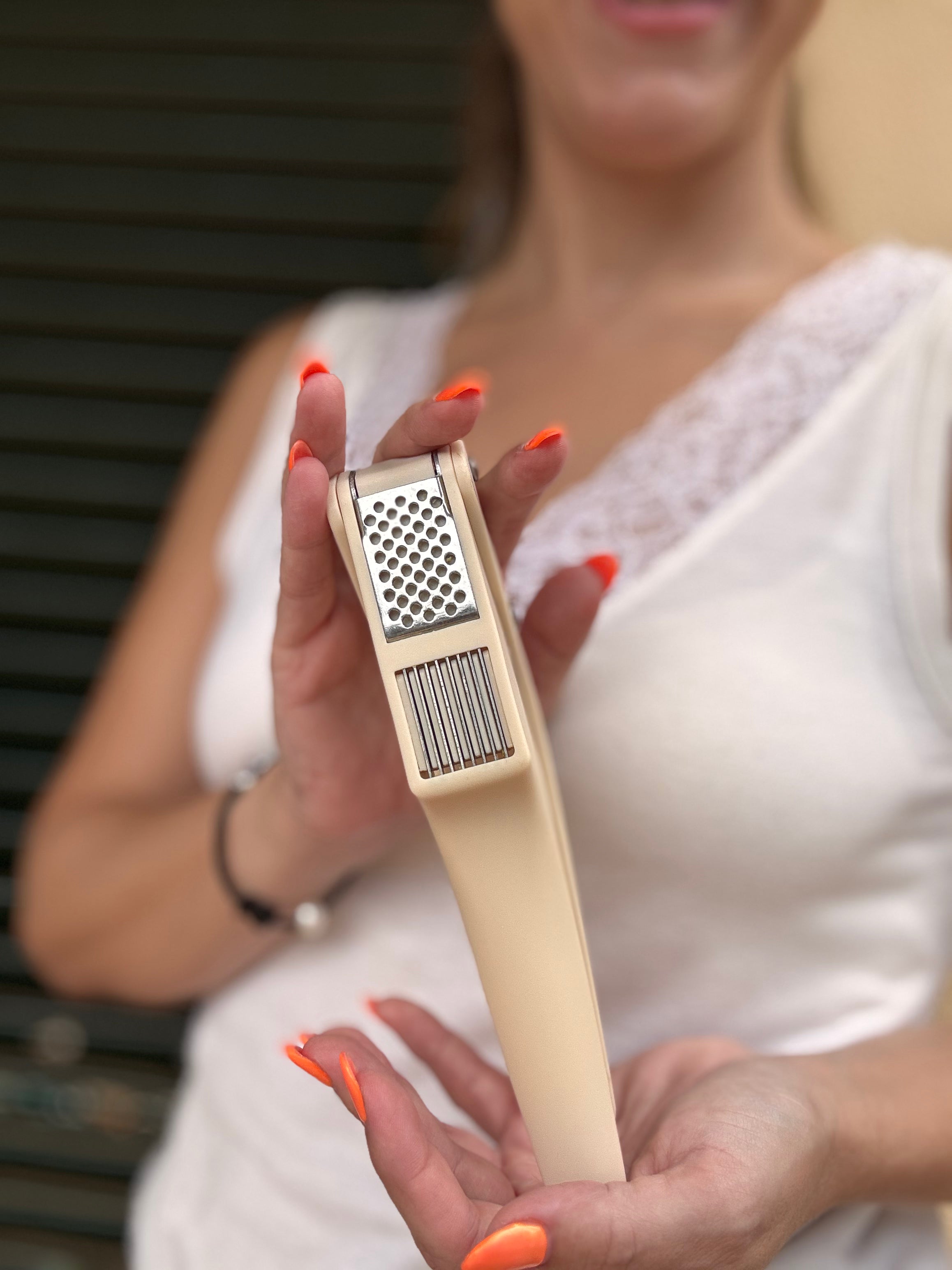 Prensa Ajos de acero inoxidable con marco ergonómico.