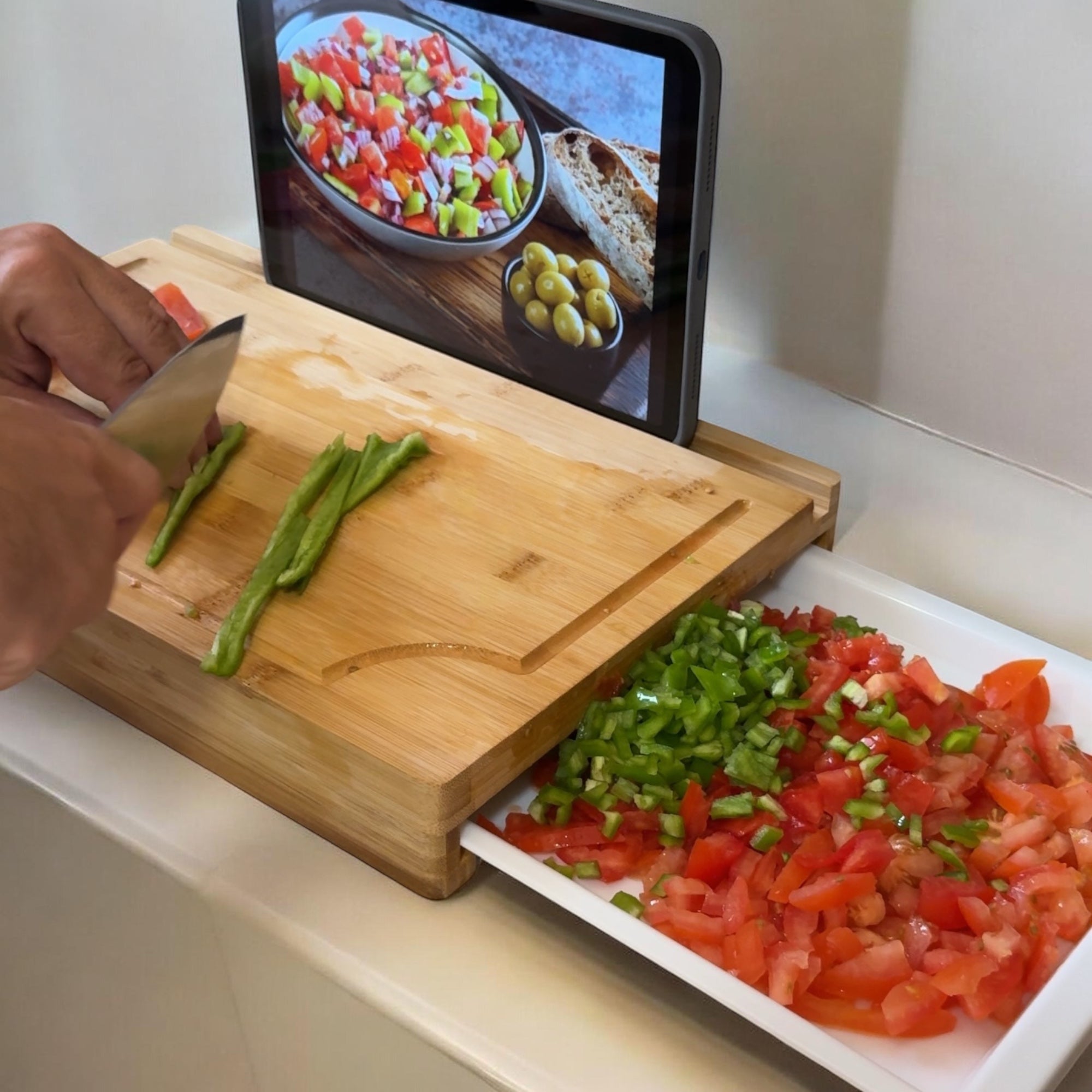 Tabla de corte de bambú con bandeja extraible deslizante.